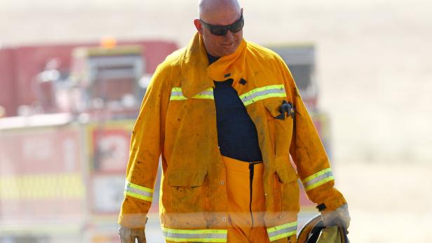 30,000 Victorians told to leave their homes as the state braces for catastrophic bushfire conditions