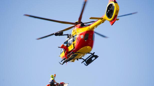 Rettungshubschrauber mit Seilwinde bei einem Einsatz.