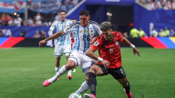 Im Achtelfinale zwischen Argentinien und Ägypten wird um jeden Ball gekämpft.