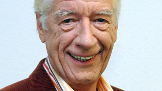 Rudi Carrell lächelt freundlich in die Kamera.