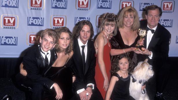 Darsteller von „Eine himmlische Familie“ posieren bei den TV Guide Awards mit einem Pokal vor einer Fox- und TV-Guide-Wand.