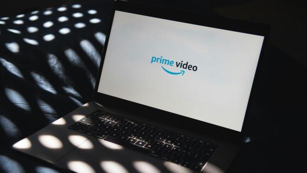 Laptop mit Prime Video Logo auf weißem Hintergrund