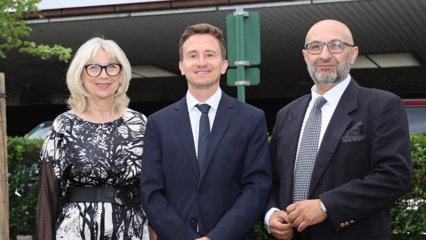 Silvia Bodi, Geschäftsführerin der Gesundheit Thermenregion GmbH, Primar Thomas Gattringer, ärztlicher Direktor Ojan Assadian
