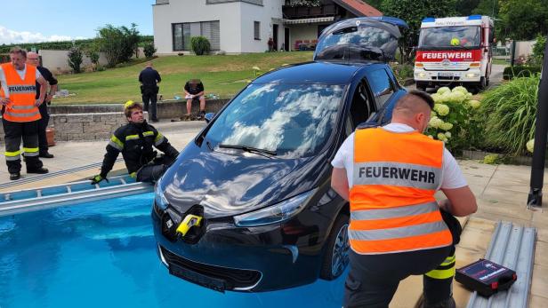 E-Car droht ins Pool zu stürzen