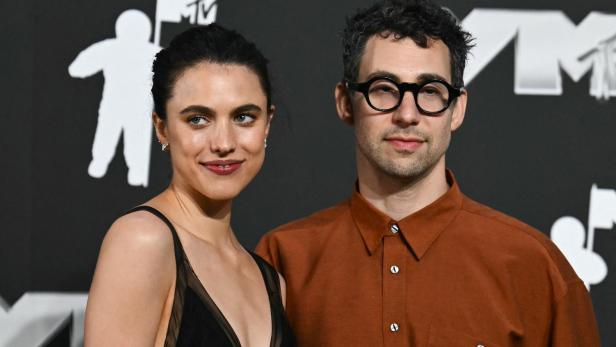 Margaret Qualley und Jack Antonoff lächeln in die Kamera