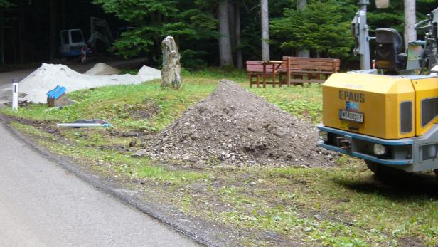 Glasfaser-Baustelle am Rande der Gedenkstätte.
