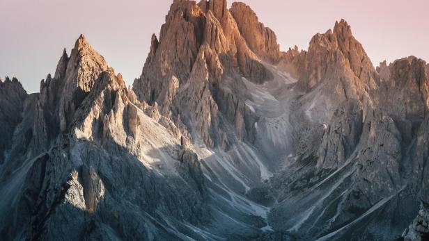 Berggipfel in den Dolomiten bei Sonnenlicht.