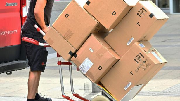++ THEMENBILD ++ PAKETZUSTELLUNG / PAKETLIEFERUNG / LIEFERDIENST / PAKET / PAKETSTEUER / VERSANDHANDEL / VERSAND / PAKETZUSTELLER