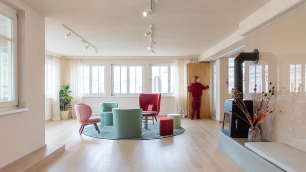 Farbenfrohes Mobiliar in einer Wohnung in rosa, Rot und Türkis. 