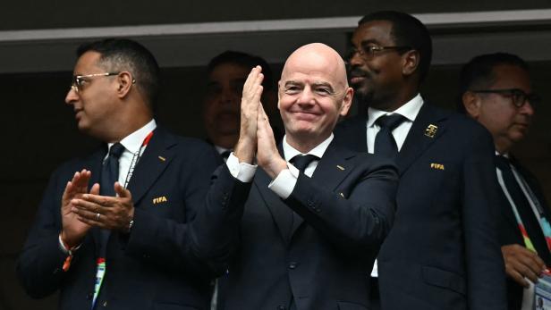 FIFA-Präsident Gianni Infantino in schwarzem Anzug applaudiert