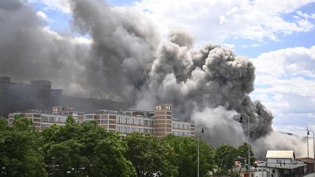 Fabrikhochhaus in Tschechien brennt und stürzt teilweise ein
