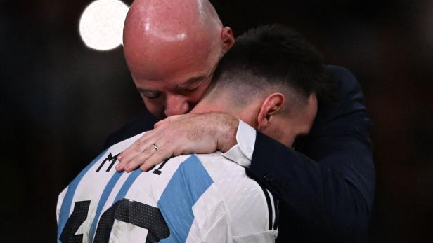 Infantino und Messi bei der Pokalvergabe 2022