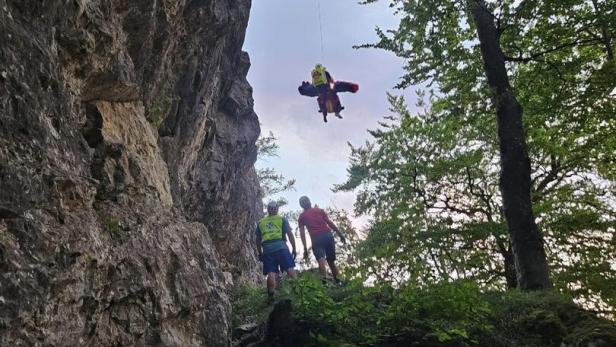 Rettungsteam des C15 holt Verletzten aus steilem Gebiet.