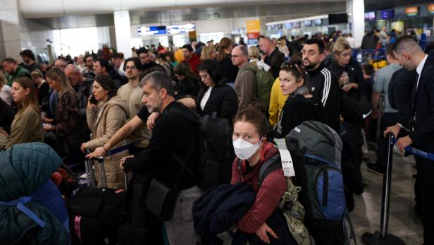 Flugpassagiere auf einem griechischen Flughafen. 