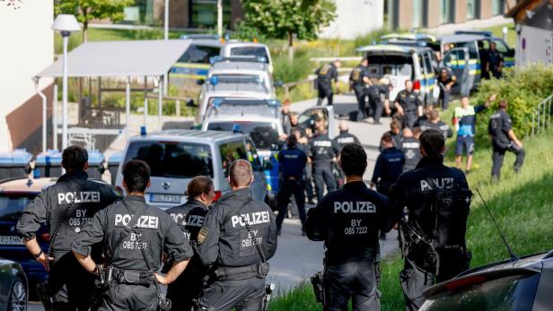 TOPSHOT-GERMANY-CRIME-SCHOOL-POLICE