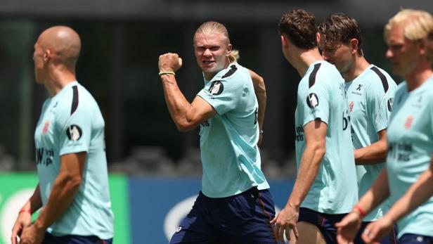 Erling Haaland ballt beim Training der Norweger die Faust