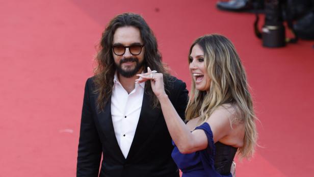 Heidi Klum und Tom Kaulitz posieren gemeinsam auf einem roten Teppich.