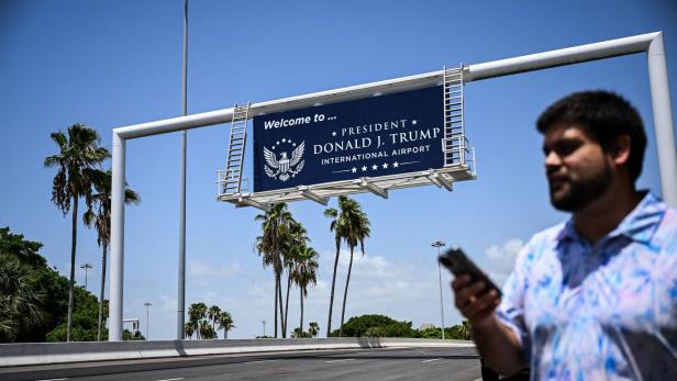 US-POLITICS-TRUMP-AIRPORT