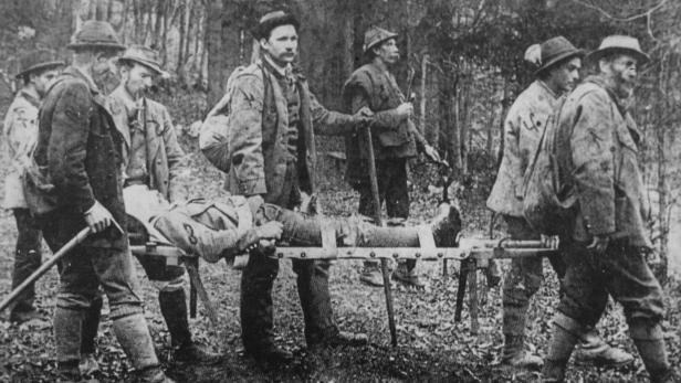 Szenen einer Bergung im Jahr 1903: Durch das Gewicht der Stangentrage wurde der Transport zu einer enormen Strapaze.