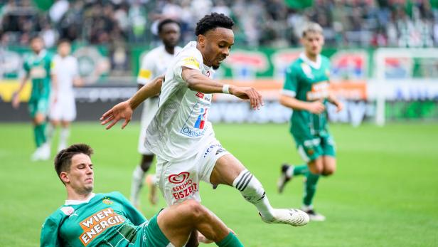 Ballo bei einem Spiel gegen Rapid Wien im Zweikampf