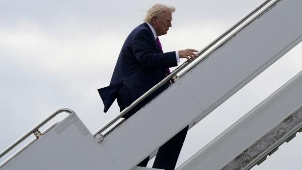  U.S. President Donald Trump boards Air Force One at Palm Beach International Airport in West Palm Beach