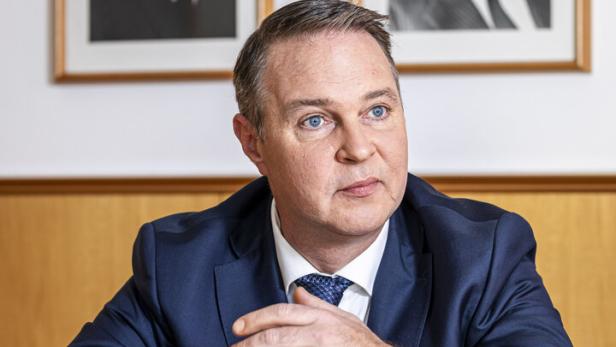 Andreas Babler (SPÖ) sitzt an einem Tisch.