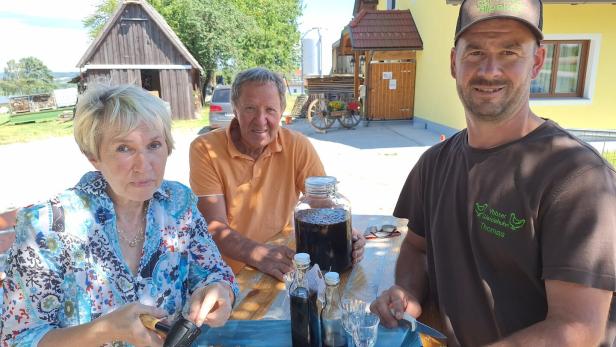 Nusslikör-Produktion: Thomas Neudhart (r.), Gerlinde Stöger (l.) und Peter Zlamal