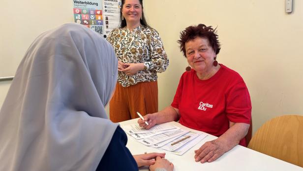 Gabriele Tauscher (re.) unterstützt seit Herbst 2025 Migranten bei der Integration. Das Projekt läuft im Bildungszentrum von Pischof