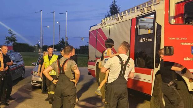 Der vierjährige Bub nach erfolgreicher Suche in den Armen eines Feuerwehrmannes.