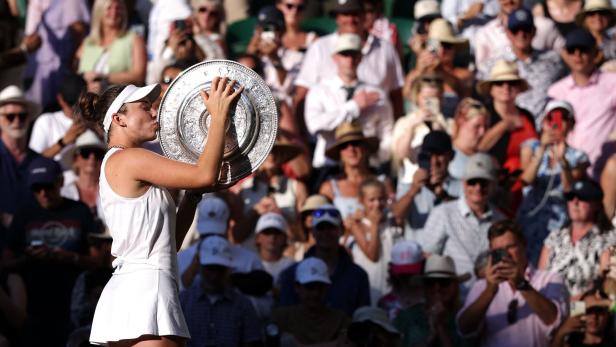 Linda Noskova mit der Wimbledon-Schale
