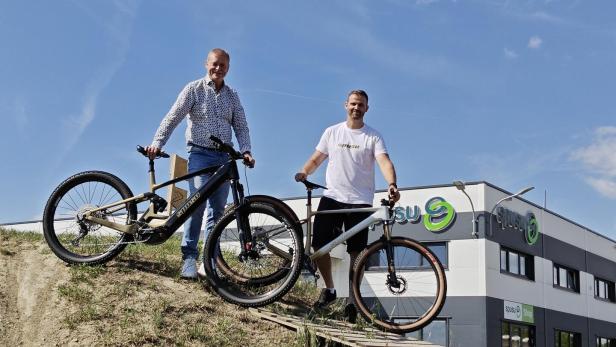 Franz Pichler und  Patrick Vollmann am Testgelände mit den Bikes „Made in Wolkersdorf“.
