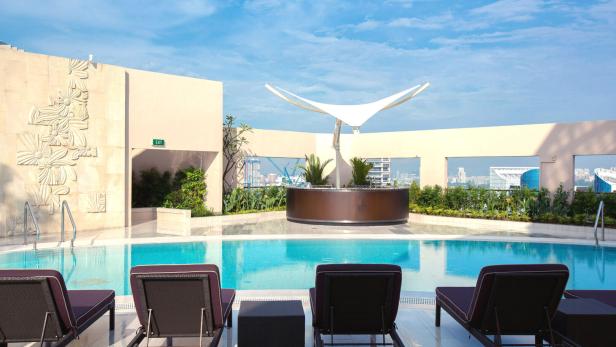 Ein Rooftop Pool bei einem Hotel