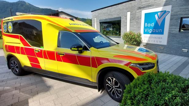 Krankentransportfahrzeug vor einem medizinischen Zentrum.