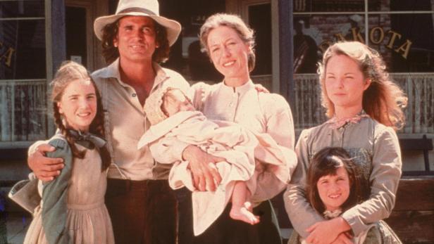 Michael Landon als Charles Ingalls mit Karen Grassle und den Kindern vor dem Dakota Hotel in „Unsere kleine Farm“.