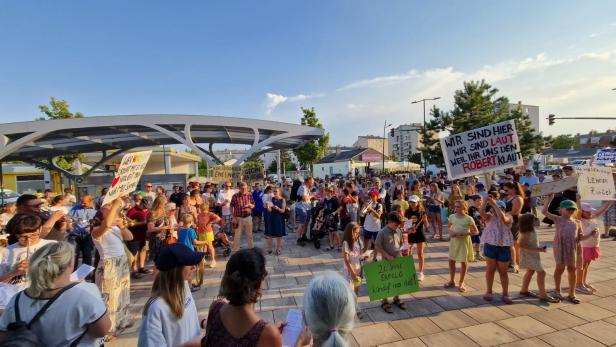 Protest vor dem Gemeindeamt Wiener Neudorf