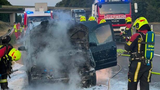 Feuerwehr unter Atemschutz löschte Pkw