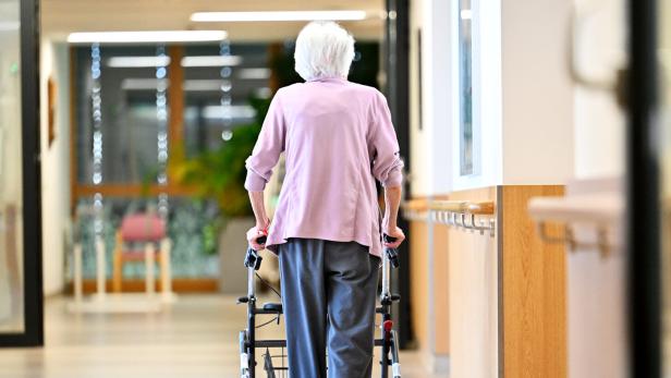 ++ THEMENBILD ++ PFLEGE/PFLEGEPERSONAL/PFLEGEHEIM/KRANKENPFLEGE/GESUNDHEITSBEDIENSTETE/KRANKENHÄUSER/GERIATRIE