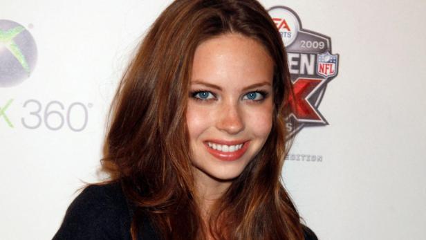 Daveigh Chase lächelt vor einer Wand mit Logos von EA Sports und Xbox 360.