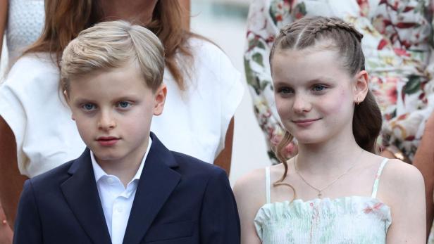 Jacques und Gabriella festlich gekleidet bei einem Event