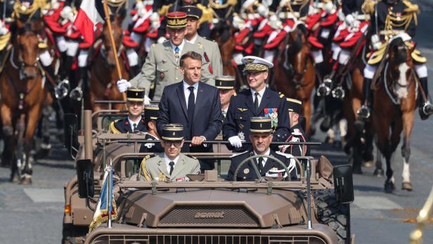 Macron in einem Kommandowagen der  Streitkräfte: Es war seine vorerst letzte Parade als Präsident.