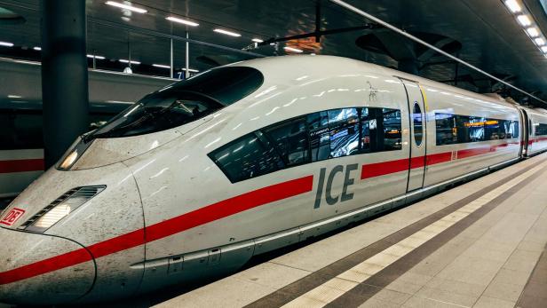 Weiß-roter ICE-Hochgeschwindigkeitszug steht in der Bahn-Station