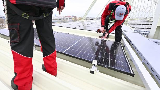 ++ THEMENBILD ++ PHOTOVOLTAIKANLAGE / PV-ANLAGE / PHOTOVOLTAIKMODULE / SOLARPANELE / SOLARENERGIE / ENERGIE / STROM