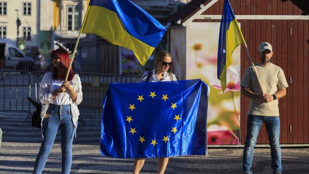 Ukrainische und EU-Flagge bei einer Solidaritätsveranstaltung.
