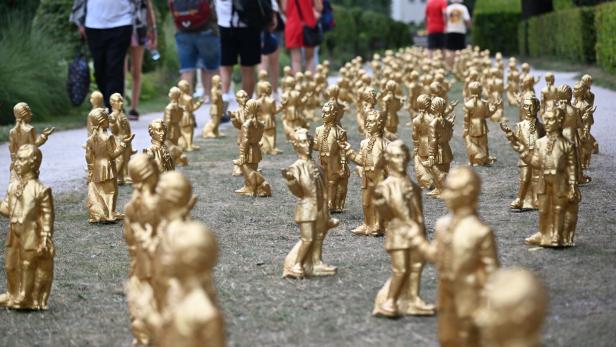 ++ THEMENBILD ++ SKULPTURENINSTALLATION "GOLDENE MINI-MOZARTS IM MIRABELLGARTEN"