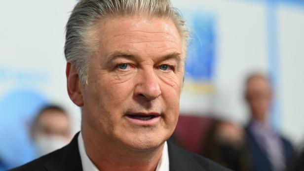 Der Schauspieler Alec Baldwin blickt mit ernstem Ausdruck in die Kamera.