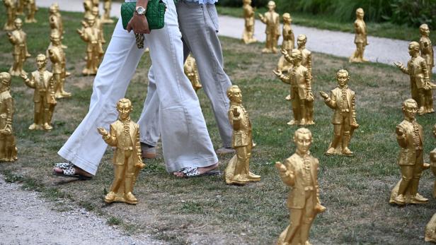++ THEMENBILD ++ SKULPTURENINSTALLATION "GOLDENE MINI-MOZARTS IM MIRABELLGARTEN"