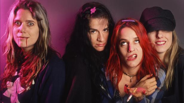 Die Mitglieder der Band L7 posieren für ein Gruppenfoto