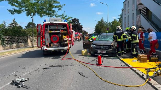 Der Pkw wurde durch die Wucht des Anpralls schwer beschädigt. Eine Person wurde verletzt.