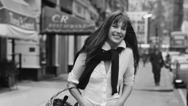 Jane Birkin mit der Korbtasche 1973 in London