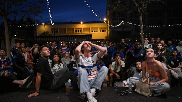 Fans schauen in Paris das Spiel Frankreich gegen Spanien
